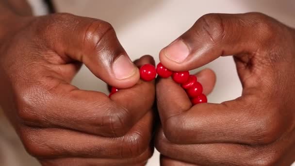 Un homme prie avec un chapelet — Video