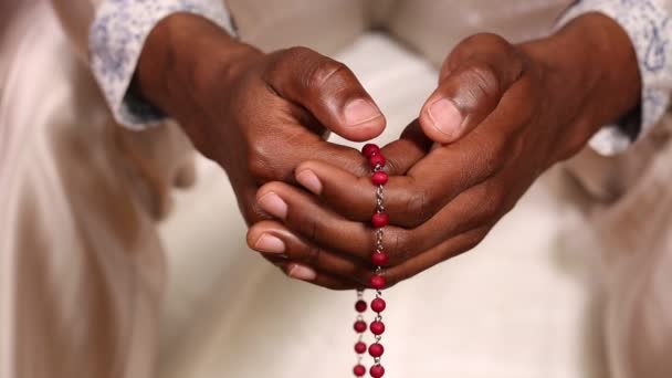 Hands and prayer beads for prayer — Stock Video