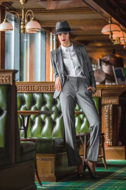 Chicago stil barda güzel genç kadın