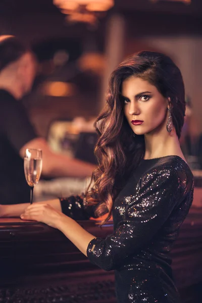 Beautiful Young Woman Pub Chicago Style — Stock Photo, Image