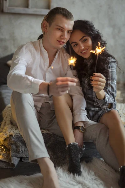 Falimy Amor Invierno Las Fiestas Pareja Feliz Las Decoraciones Navideñas — Foto de Stock