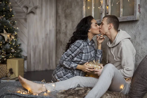 Falimy Liebe Winter Urlaub Glückliches Paar Bei Der Weihnachtsdekoration — Stockfoto