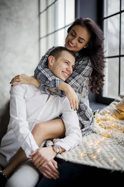 Falimy Liebe Winter Urlaub Glückliches Paar Bei Der Weihnachtsdekoration — Stockfoto