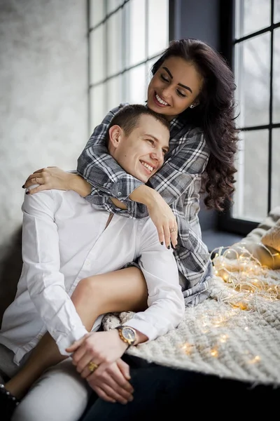 Falimy Amor Invierno Las Fiestas Pareja Feliz Las Decoraciones Navideñas — Foto de Stock