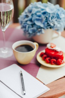 Balkonda sabah kahvaltısı, kruvasan, kahve ve böğürtlen.