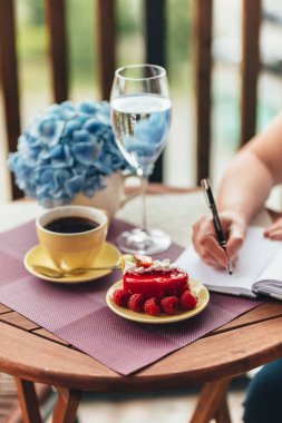 Balkonda sabah kahvaltısı, kruvasan, kahve ve böğürtlen.