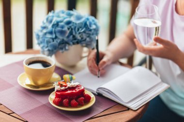 Balkonda sabah kahvaltısı, kruvasan, kahve ve böğürtlen.