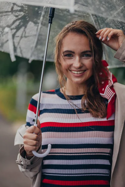 Portretten Van Een Mooie Jonge Vrouw Met Paraplu Onder Regen — Stockfoto