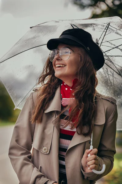 Retratos Una Hermosa Joven Con Paraguas Bajo Lluvia Otoño Aire —  Fotos de Stock