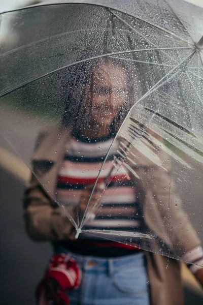 Retratos Una Hermosa Joven Con Paraguas Bajo Lluvia Otoño Aire —  Fotos de Stock