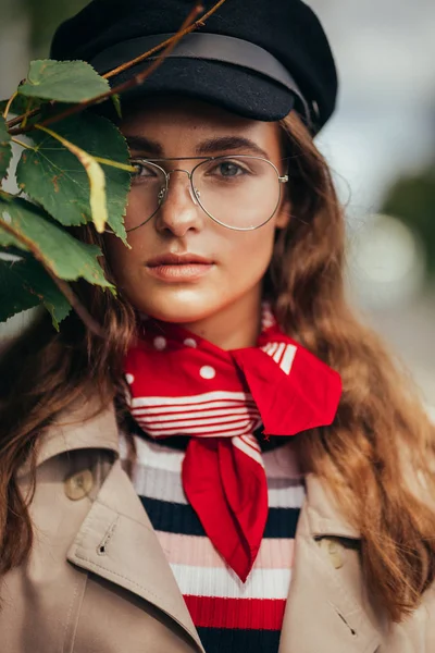 Retratos Una Hermosa Joven Con Paraguas Bajo Lluvia Otoño Aire —  Fotos de Stock