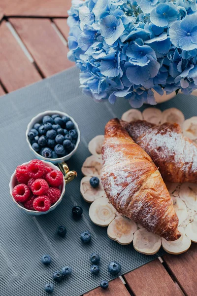 Ochtend Ontbijt Het Balkon Croissants Koffie Bessen — Stockfoto