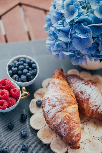 Ochtend Ontbijt Het Balkon Croissants Koffie Bessen — Stockfoto