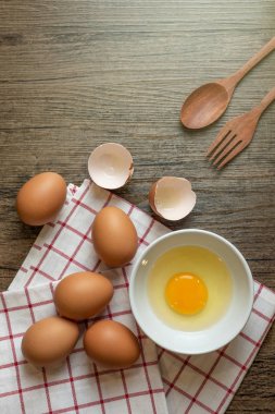 Taze yumurta pişirmeye hazır bir kapta 