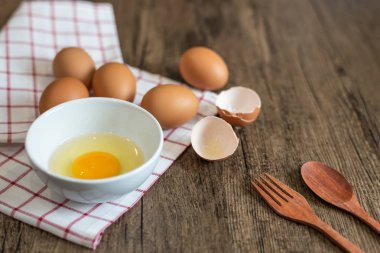 Taze yumurta pişirmeye hazır bir kapta 