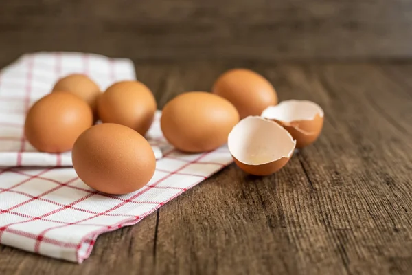 Tahta masada taze yumurtalar.