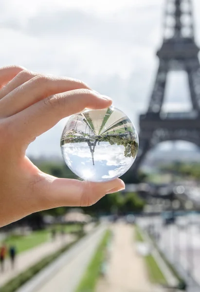 Paris i glaskula — Stockfoto