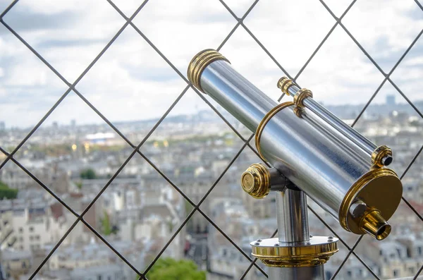 Prismáticos de oro en París — Foto de Stock