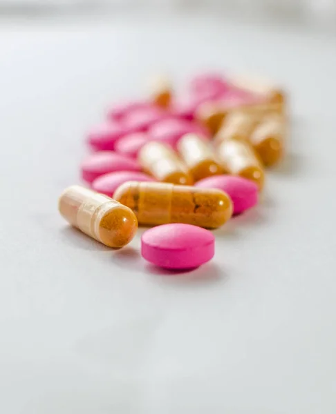 Различные лечебные таблетки — стоковое фото