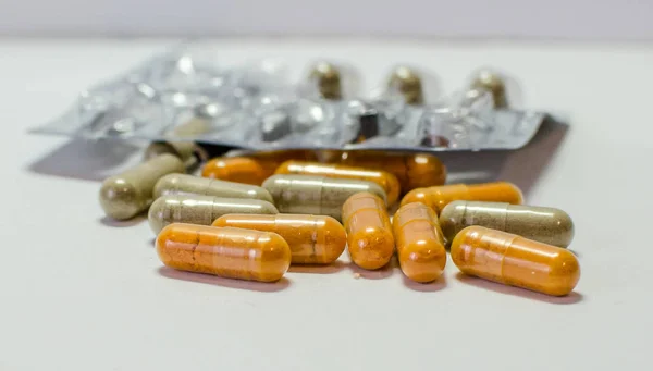 Различные лечебные таблетки — стоковое фото