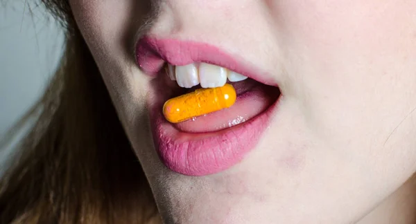 Mujer con pastillas — Foto de Stock