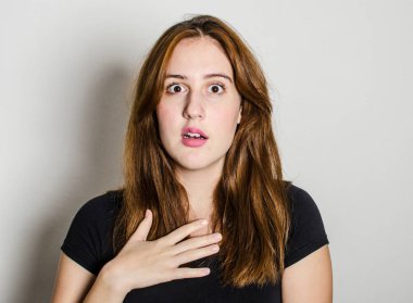  Sürpriz yüz ifadesinde