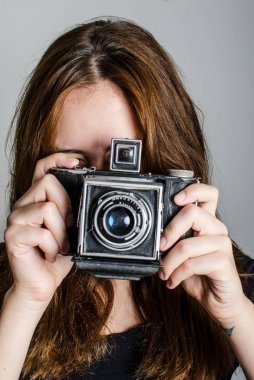eski kamera kadınla