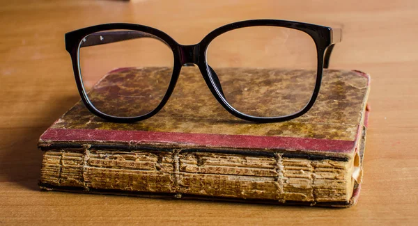 Gafas graduadas en el libro . — Foto de Stock