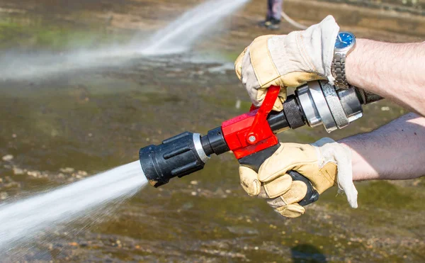 Tubo antincendio come strumento di rimozione del fango . — Foto Stock