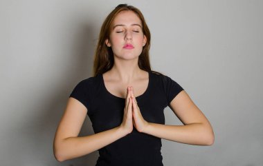 Genç Kadın Dua Ediyor.