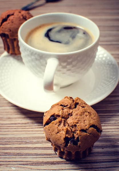 Шоколадный кекс и кофе . — стоковое фото