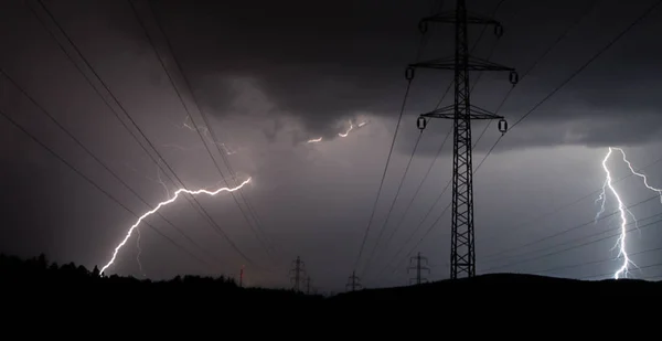 Relâmpago na linha de energia — Fotografia de Stock