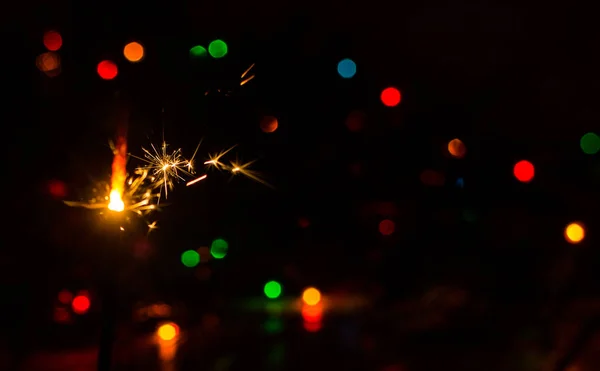 Sparkler e luzes de Natal . — Fotografia de Stock