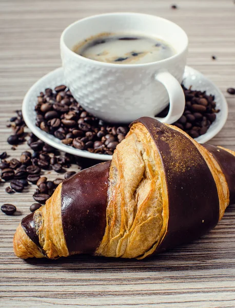 Chocolate croissant with coffee — Stock Photo, Image