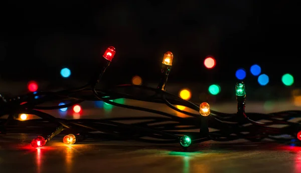 Las luces de Navidad son un símbolo clásico . — Foto de Stock