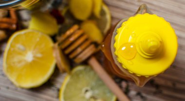 Limon, bal ve zencefil ile sıcak kış çayı.