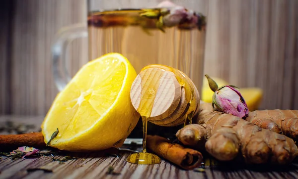 Thé chaud d'hiver au citron, miel et gingembre . — Photo