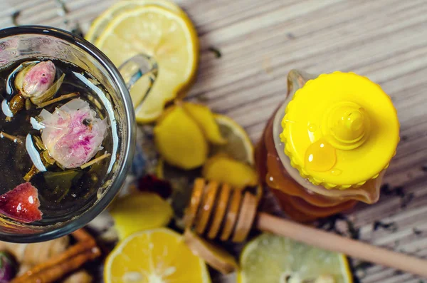 Thé chaud d'hiver au citron, miel et gingembre . — Photo