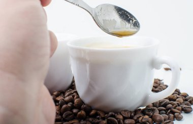 Bir fincan sıcak kahve.