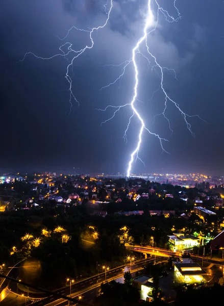 Şehirde yaz fırtına