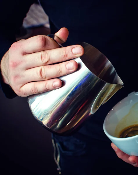 Přípravy kávy Barista — Stock fotografie
