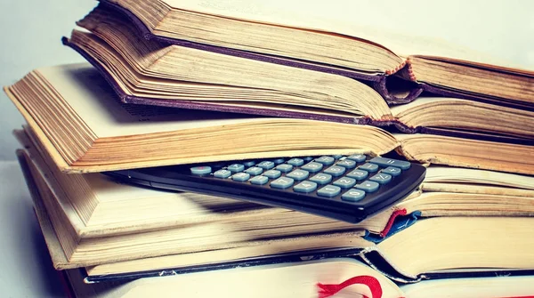 Montón de libros y calculadora — Foto de Stock