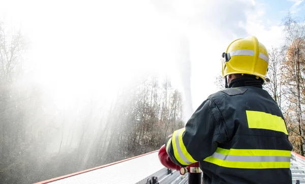 Pompiers avec un tuyau en action — Photo