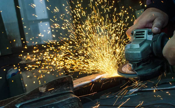 Amoladora industrial y chispas — Foto de Stock