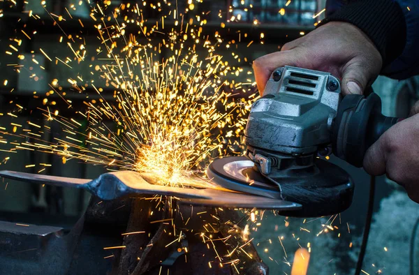 Industriella Grinder och gnistor — Stockfoto