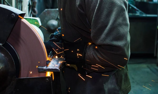 Industriella Grinder och gnistor — Stockfoto