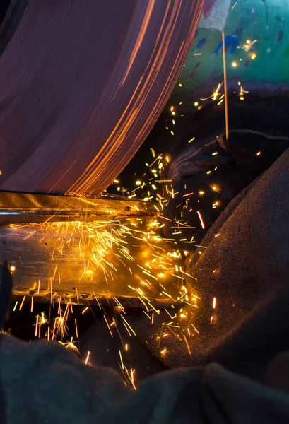 Industriella Grinder och gnistor — Stockfoto