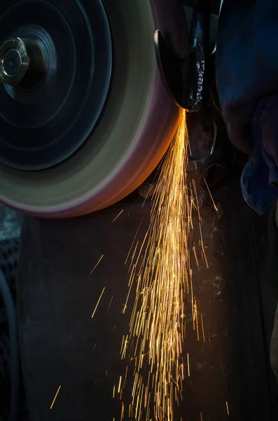 Industriella Grinder och gnistor — Stockfoto