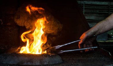 Demirci iş başında