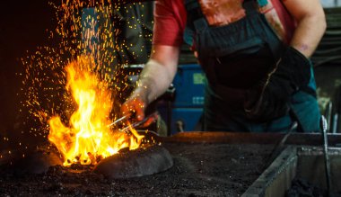 Demirci iş başında